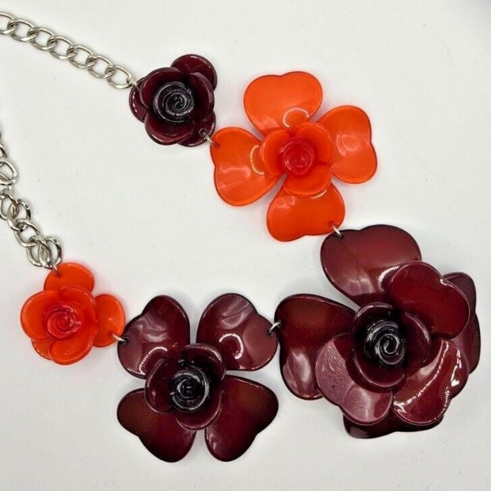 🌼 Vintage lucite floral necklace